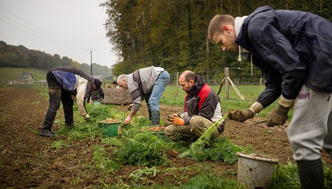 Parallèlement, les résidents à la ferme sont accompagnés par l’équipe salariée et les bénévoles de l’association afin de mettre en place leurs projets d’avenir. Du permis de conduire à la recherche d’un logement, en passant par des formations et la préparation aux entretiens d’embauches, le chemin n’est pas de tout repos, et il est important de prendre le temps pour construire une nouvelle vie.