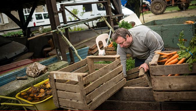Bénéficiant de l’agrément chantier d’insertion, la ferme peut également salarier des personnes libres mais encore trop éloignées du marché de l’emploi « traditionnel » : une bonne manière de créer un équilibre au sein de l’équipe, de donner des perspectives aux derniers arrivés. Pendant plusieurs mois, la vie à la ferme permet aux résidents de redevenir acteurs de leur propre vie et de faire des projets qui permettront d’éviter le retour à la case prison.