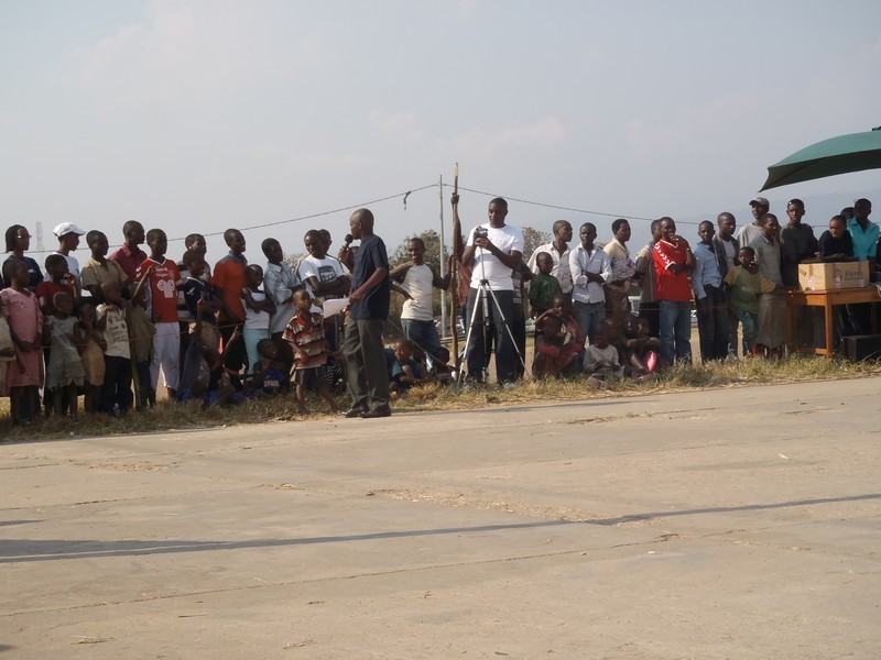 Pendant une année (2012-2013), APM s’est rendue à l’école de l’ALDP pour y mener des activités d’information, de sensibilisation et de formation pour de jeunes Burundais. Ces séances s’intégraient dans le projet d’information et de sensibilisation aux risques liés à l’immigration clandestine dans le sens où, le jeune, une fois sensibilisé, doit pouvoir bénéficier d’un soutien afin de se développer dans son propre pays. Ces activités ont été menées conjointement entre l’ALDP et APM.