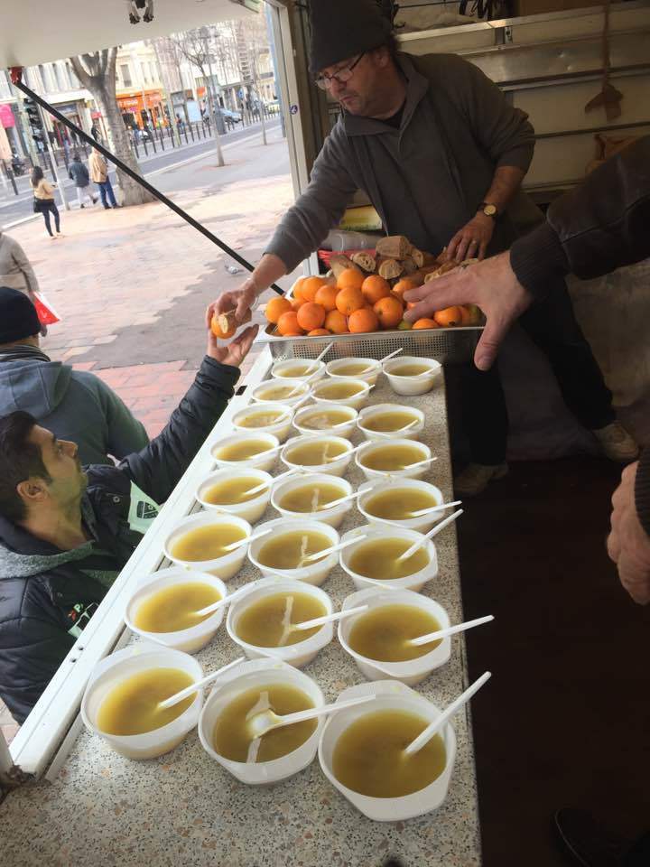 Afin de compléter notre action nous avons demandé à une association qui travaille avec des femmes maghrébines de préparer une soupe de légumes pour le midi. Ainsi le camion reste en place jusqu’à 11h30 pour distribuer la soupe (de l’abbé) Pierre.