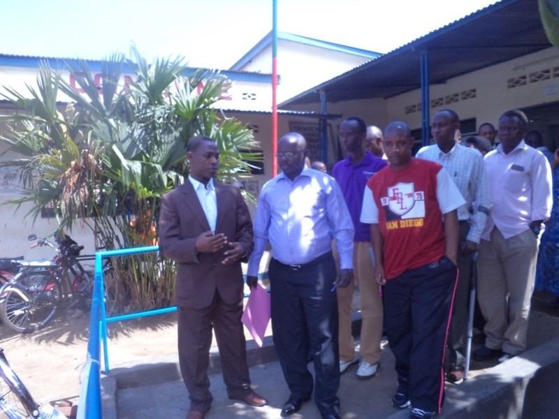 Lors d’un atelier de sensibilisation des élus locaux, le président de l’AIPH profite de l’occasion pour présenter à l’administrateur de la commune de Gihosha une rampe d’accès construite par l’organisation dans le chef-lieu de cette commune.