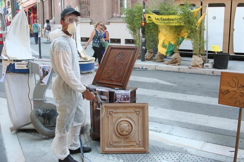 Réduire la quantité de meubles mis à la benne. Développer la customisation.