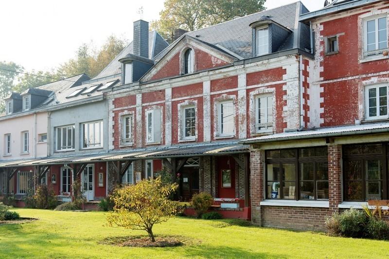 L’abbé Pierre y crée un lieu polyvalent : communauté de bâtisseurs, maison d’études, de rencontres et de repos, secrétariat de liaison des groupes Emmaüs du monde.