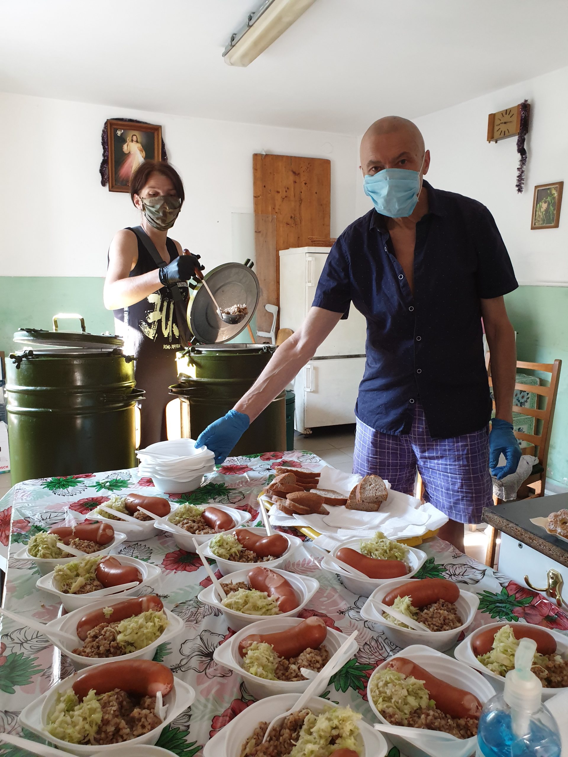 En 2008, souhaitant aller plus loin que la simple distribution de repas, nous avons inauguré notre centre d’aide sociale de jour afin d’accompagner les personnes sans-abris et leur permettre de se doucher et de faire des lessives.