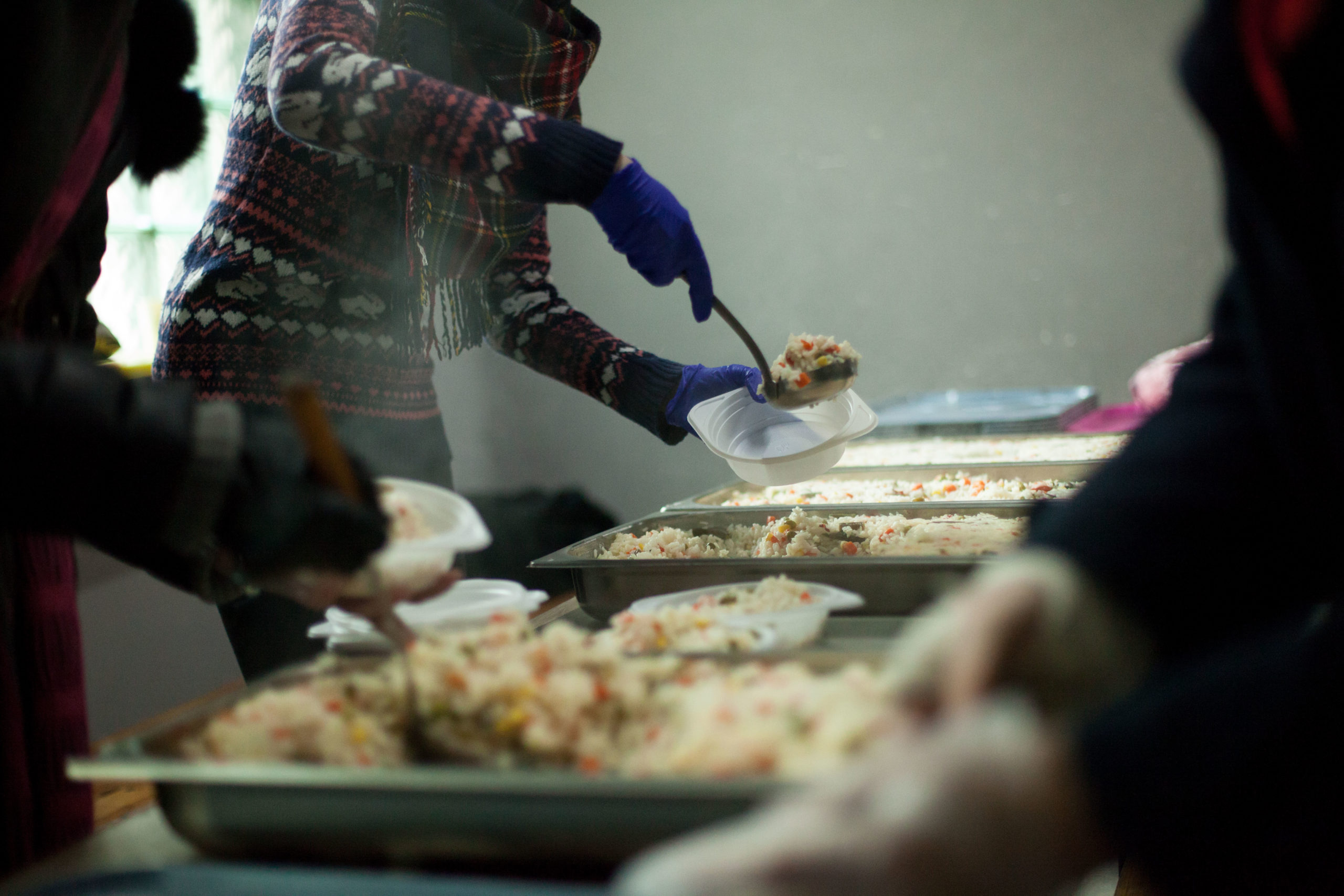 Notre initiative solidaire n’a jamais cessé d’évoluer.rnEn 2003, nous avons commencé les festins de Pâques et de Noël et la distribution de repas en ville.