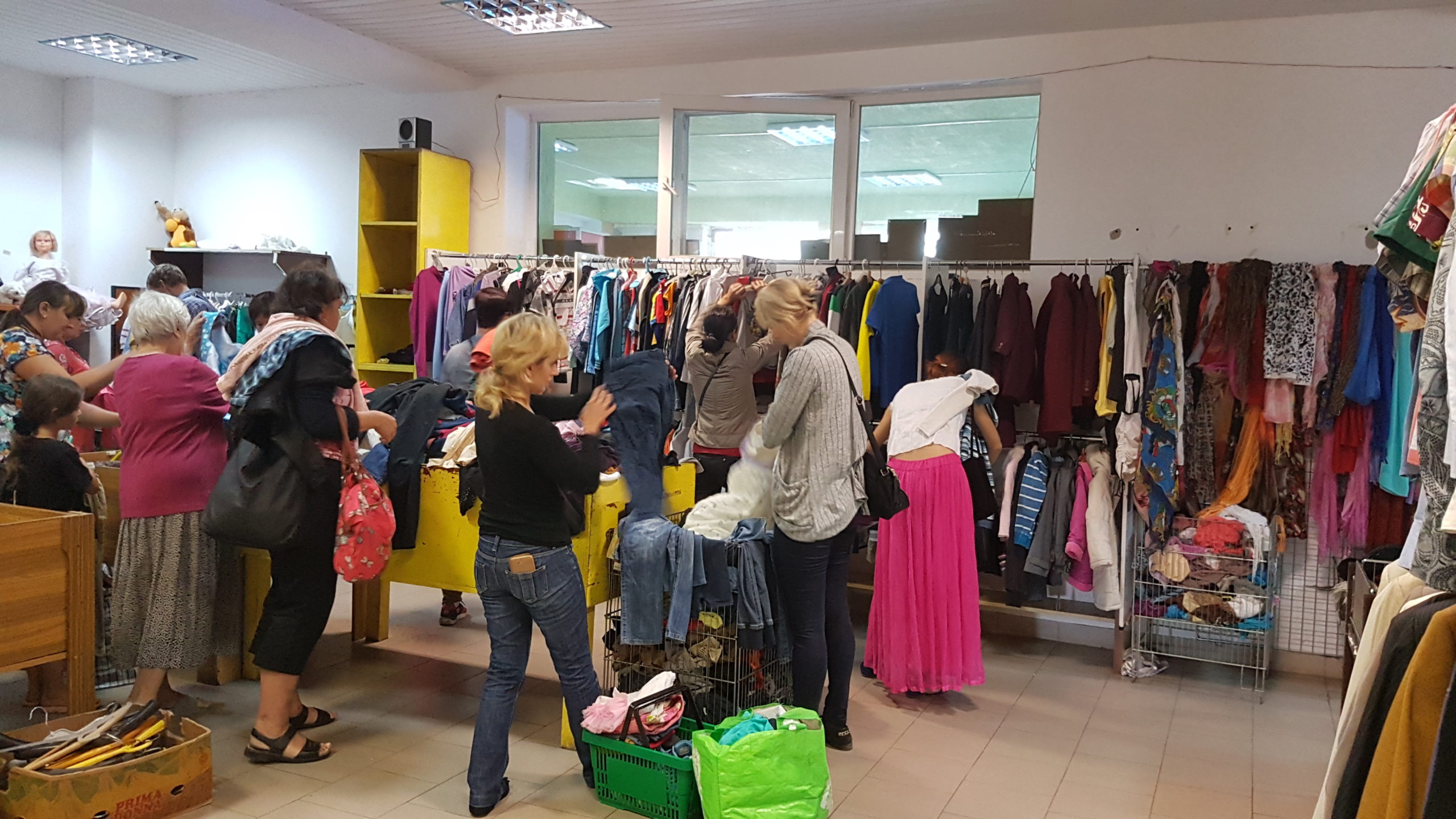 Grâce à nos bennes de vêtements, nous avons pu collecter suffisamment d’habits pour en faire bénéficier les familles pauvres. Nos initiatives solidaires évoluent donc en fonction de nos activités économiques. Plus nous générons de recettes, plus nous sommes à même de proposer une aide sociale à notre prochain.