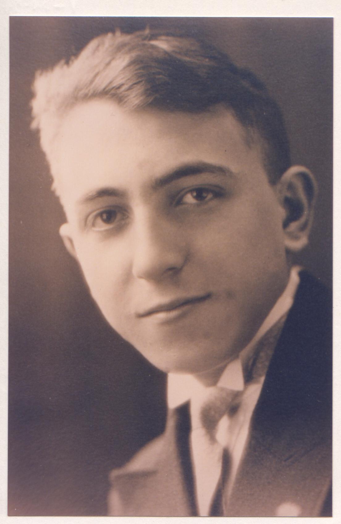 Portrait de l’abbé Pierre, à 19 ans, portant la croix scoute, à la veille d’entrer au noviciat des capucins; 1931. ©Emmaüs International