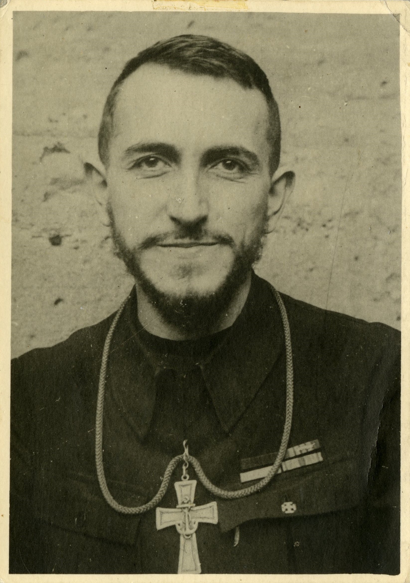 Portrait de l’abbé Pierre, député, portant la croix d’aumônier de marine, l’écharpe tricolore, ses décorations militaires et l’insigne de député. ©Emmaüs International