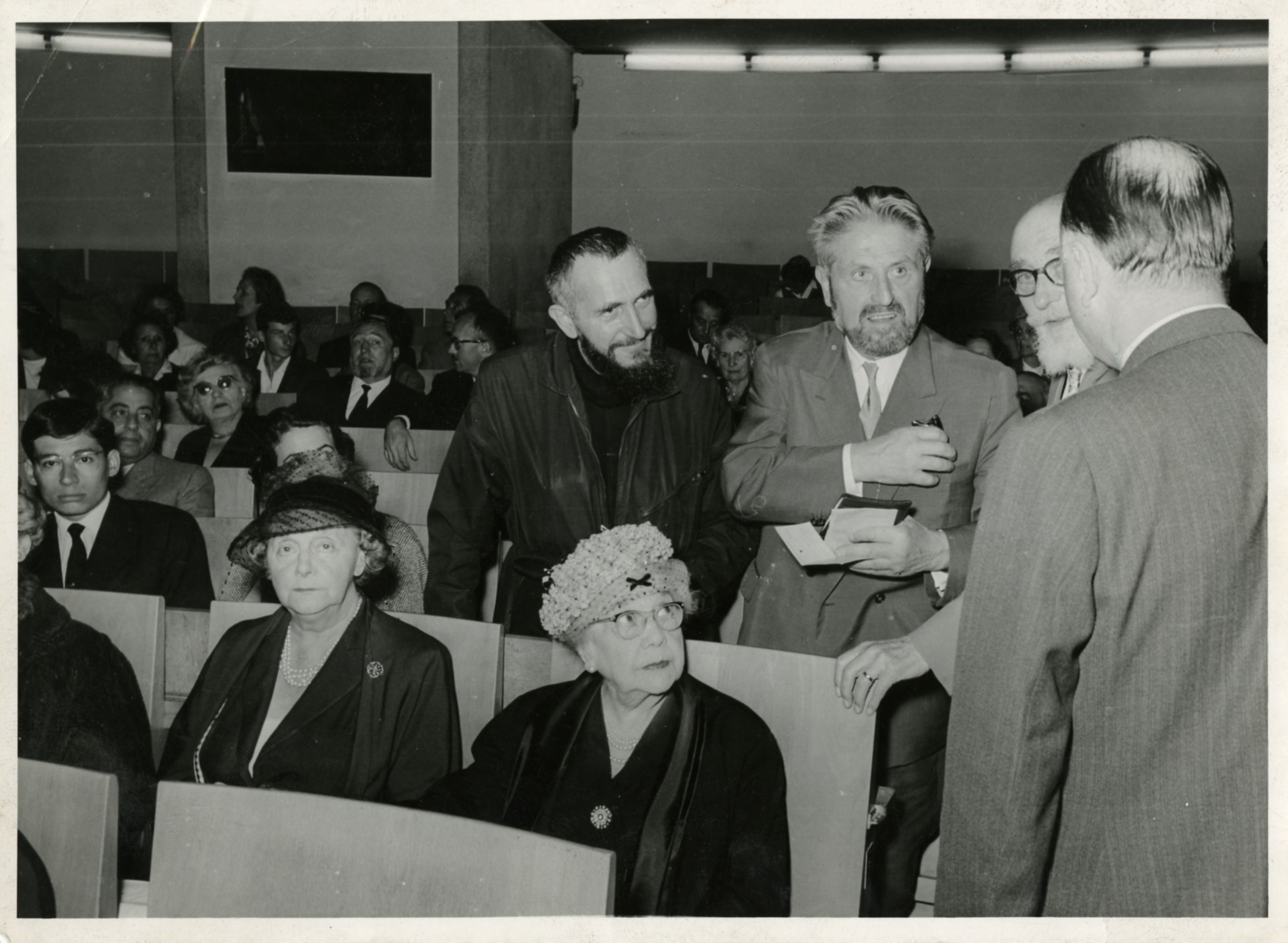 L’abbé Pierre lors d’une session des Nations Unies à Genève (Suisse), durant l’élaboration de la déclaration universelle des droits de l’homme, 1947. ©Emmaüs International