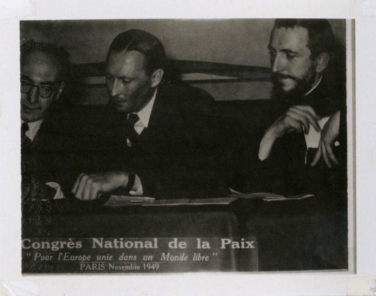 L’abbé Pierre au 15e Congrès National de la Paix, « pour l’Europe unie dans un monde libre » au palais de la Mutualité Paris, 1949. ©Emmaüs International