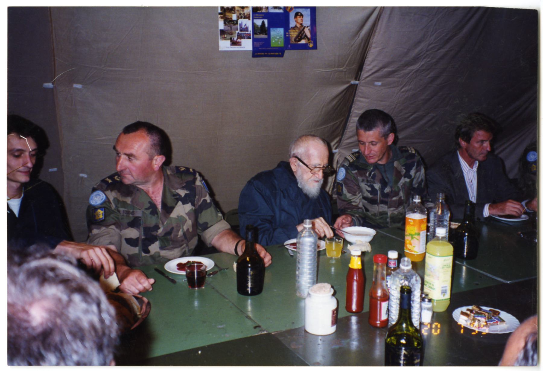 L’abbé Pierre et Bernard Kouchner en Bosnie auprès des militaires français. ©Emmaüs International