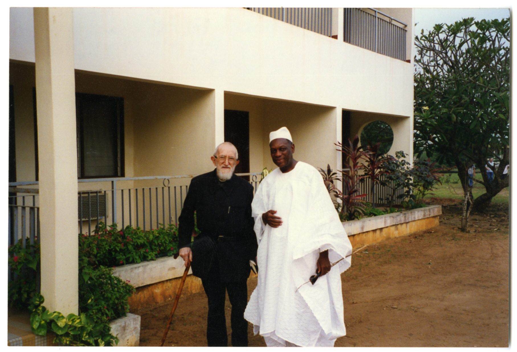 L'abbé Pierre avec Albert Tévoédjrè, homme politique Béninois, [années 1990-2000]. ©Emmaüs International