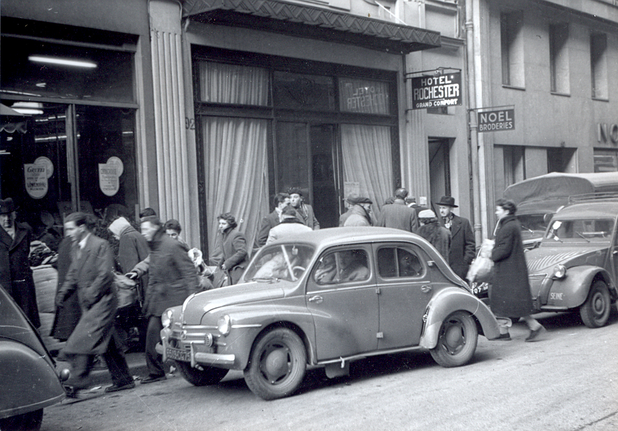 Dons affluant à l’hôtel Rochester suite à l’appel de l’abbé Pierre le 1er février 1954. ©Emmaüs International
