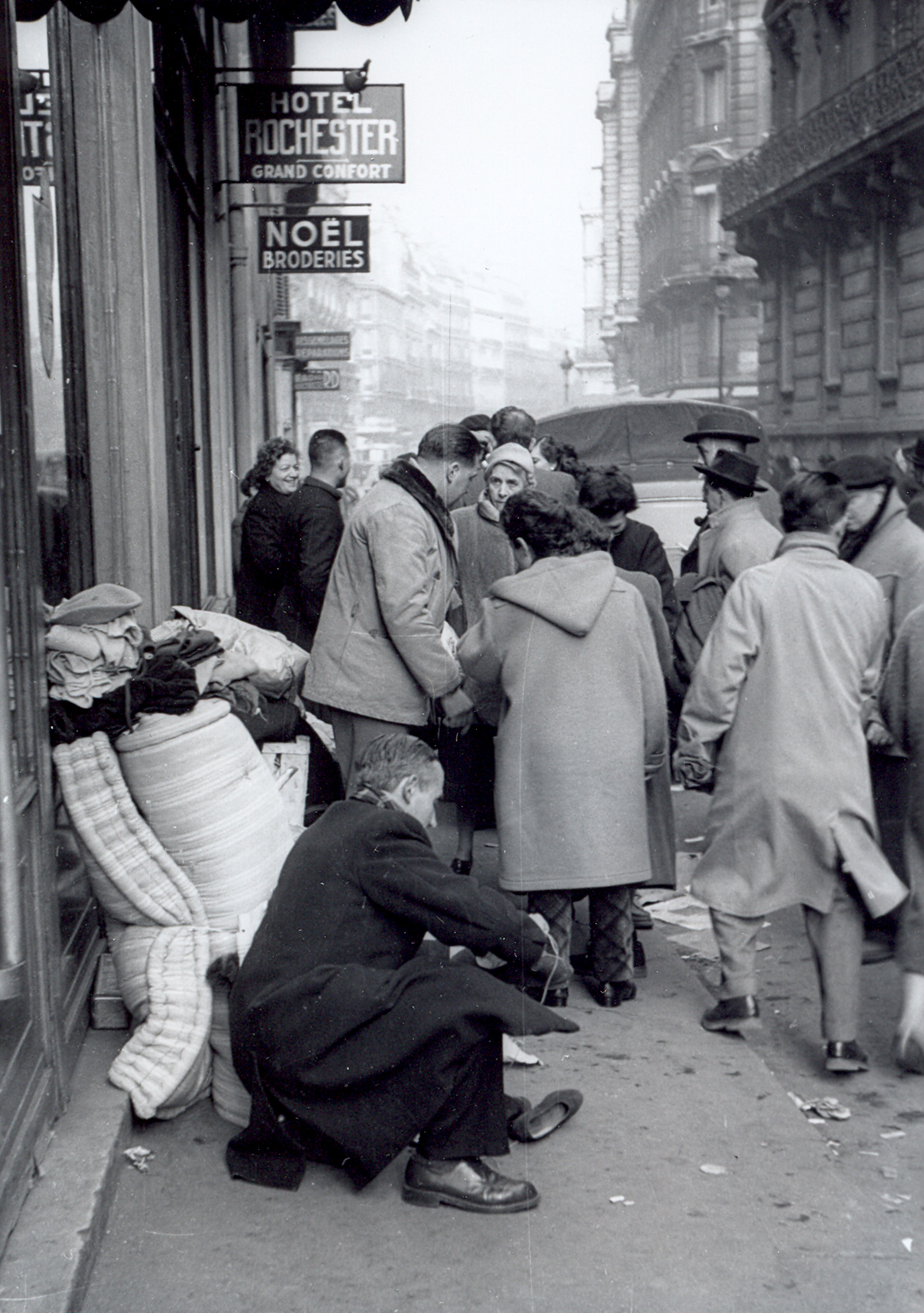 Dons affluant à l’hôtel Rochester suite à l’appel de l’abbé Pierre le 1er février 1954. ©Emmaüs International